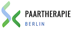 Das Bild zeigt das Logo der Praxis für Paartherapie Berlin, 12161 Berlin, Südwestkoros 61. Es besteht aus zwei stilisierten, sich überkreuzenden grünen und blauen Linien, die ein S und ein K formen, neben dem Text Paartherapie Berlin. Dieses Logo steht für die professionelle Unterstützung und Beratung, die in der Praxis angeboten wird.